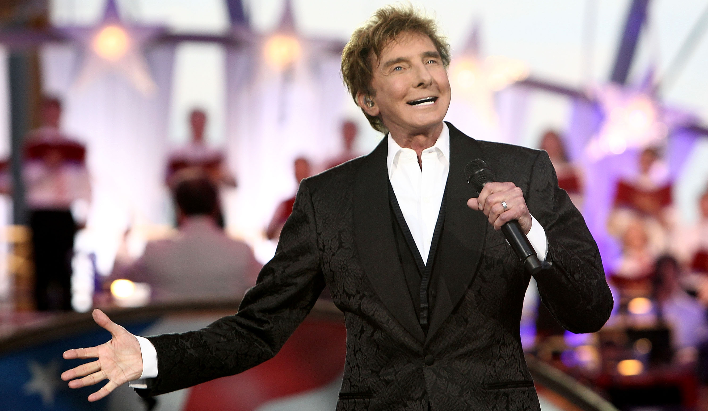 Barry Manilow hospitalized, postpones tour | wfaa.com